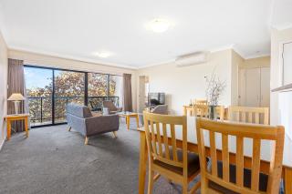 Perth Family Getaway Pool & Parking - 9