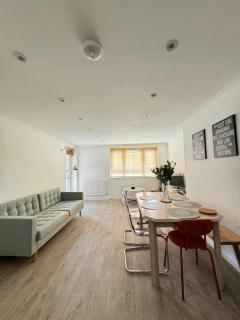 Spacious 3BD Flat Close to Tube - Fulham! - London - 0