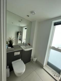 Spacious & Family Friendly 3BD House - Stratford - Londra - 4