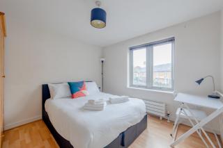 Spacious 2 Bedroom Apartment Near White City - 0