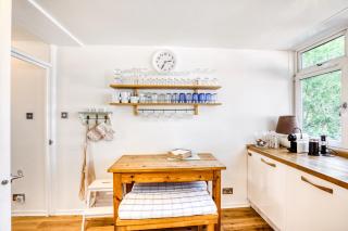 Homely 4 Bedroom House in Brixton - 9