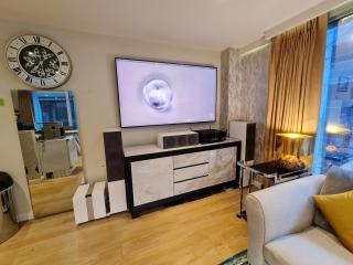 Stylish and Modern 1 Bedroom Apartment in Farringdon - London - 1
