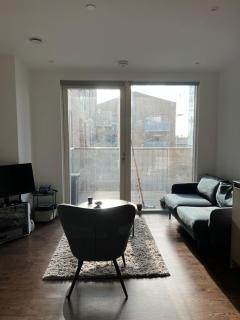 Modern 1 Bedroom Apartment with Balcony in Surrey Quays - 4