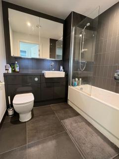 Modern 1 Bedroom Apartment with Balcony in Surrey Quays - 7