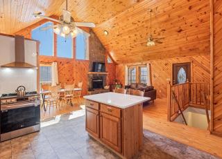Maggie Valley Cabin with Beautiful Mountain Views, HotTub, Pet Friendly, GameRoom, FirePlace - Maggie Valley - 3