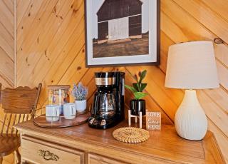 Maggie Valley Cabin with Beautiful Mountain Views, HotTub, Pet Friendly, GameRoom, FirePlace - Maggie Valley - 4