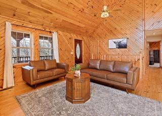 Maggie Valley Cabin with Beautiful Mountain Views, HotTub, Pet Friendly, GameRoom, FirePlace - Maggie Valley - 5