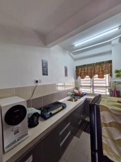 Homestay Camelia Kuala Terengganu - Near Drawbridge, Pasar Payang, KTCC Mall, Hospital HSNZ and Batu Buruk Beach Area - 1