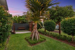Redcliffe CBD Family Beach House - 3