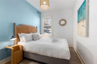 Vacation Home w Private Rooftop and Harbour View - Sidney - 3