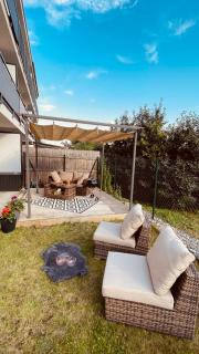 Exclusive Garden Oasis with Jacuzzi & Private Parking - 8