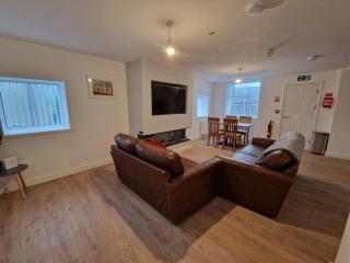 4 Bedroom Ground Floor Apartment - Mountain Ash - 0