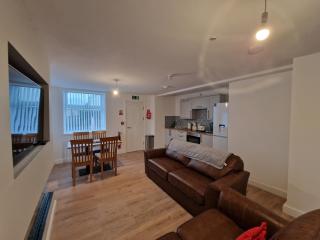 4 Bedroom Ground Floor Apartment - Mountain Ash - 8