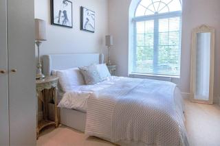 Beautiful Apartment with Wine Fridge and Ensuite - 4