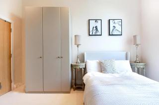 Beautiful Apartment with Wine Fridge and Ensuite - 3