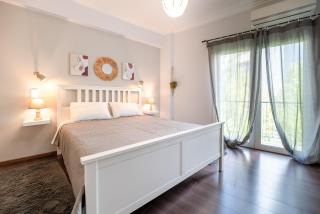 Vibrant apartment next to Acropolis - 1