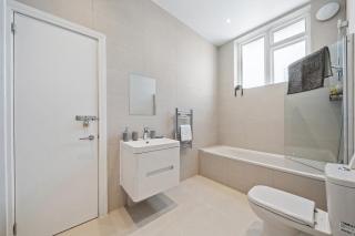 3BR House in Prime Barnet Location with Driveway - Barnet - 2