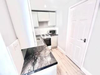 Modern Studio Near Heathrow - Southall - 4