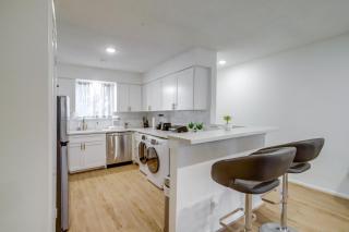 Chic Montgomery Condo with Balcony and Pool Access! - Montgomery - 2
