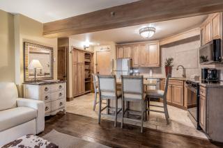 Laurelwood Condominiums 108 - 8