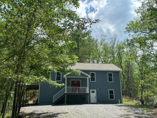 All Decked Up - wifi, view, river access, fire pit, 3 bedrooms, games, family friendly - Great Cacapon - 0