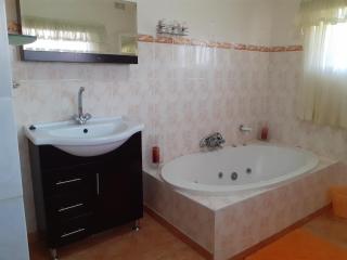 Ashley's Guest House - 8