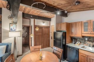 Laurelwood Condominiums 310 - 3