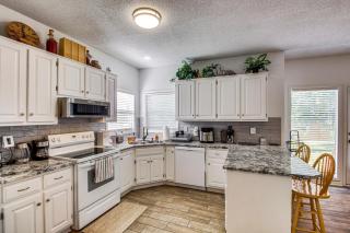 Spacious Olathe Home with Fireplace Near Parks! - Olathe - 1