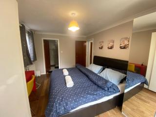 STUNNING 2 BEDROOM WITH GARDEN Sleep 6 - Londra - 0