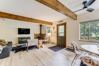 Roscommon Chalet with Hot Tub Near Higgins Lake! - Roscommon - 7