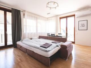 Bright Downtown Balcony Retreat - Budapest - 9