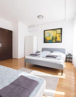 Bright Downtown Balcony Retreat - Budapest - 4