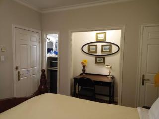 Waterfront Hideaway Private Suite-King bed room - Tottenham - 6