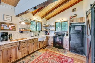 Walk to Alpine Lake Terra Alta Cabin with Deck - Terra Alta - 2