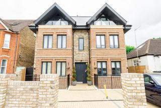 Gorgeous Two-Bedroom Two-Bathrooms Flat Near Acton Main Line Station - Londra - 2
