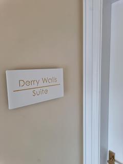 Derry Wall's Suite - 8