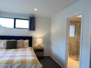 Modern Chic - Ideal Location - 5 Bedrooms - In Rotorua - 2