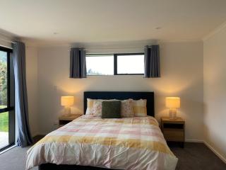 Modern Chic - Ideal Location - 5 Bedrooms - In Rotorua - 1