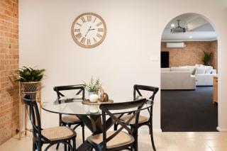 Luxury Lakefront Hideaway - 8