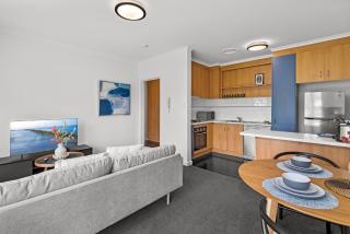 Cosy 1-Bed Balcony Unit in Quiet Street by Shops - 4