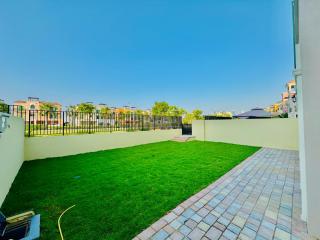 Venduras - Spacious 4-Bedroom Luxury Villa in La Mer, Dubai - 6