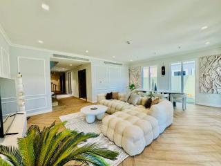 Venduras - Spacious 4-Bedroom Luxury Villa in La Mer, Dubai - 2