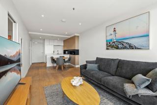 Modern 1-Bed & City Views, Steps from Racecourse - 5