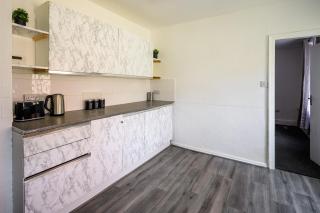 Heart of Blackpool - Sleeps 10 - Parking - 5