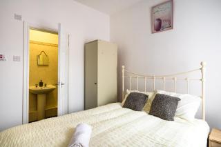 Seaside - House - Sleeps 10 - Parking - Garden - 2