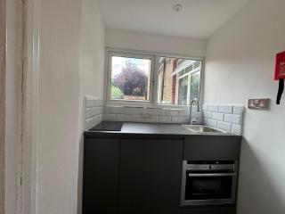 Compact modern studio Chiswick London - 1