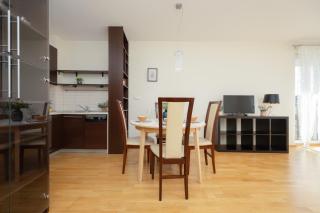 Modern & Spacious Apartment with Balcony and Parking by Noclegi Renters - Varsavia - 1