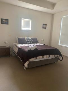 Two Story, Torquay Holiday Home with Large Balcony - 9