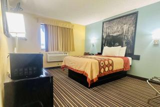 Super 8 by Wyndham Warrenton - 1