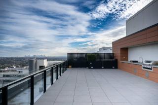 Luxe Modern I OPP Westfield I Pool I Gym I CarPark - Doncaster - 2